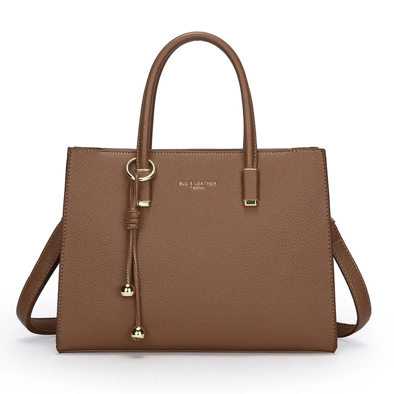 Braune, echte Leder-Tasche mit goldfarbenem Zierwerk von vorne.