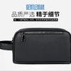 Pochette en cuir PU noire pour hommes avec une sangle, vue de face.