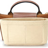 Kit de correa de cuero beige claro con asa de cuero marrón y sección rectangular a juego.