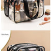 Bolsa reutilizable transparente con exterior de malla negra, para guardar productos líquidos de aseo y cuidado de la piel.