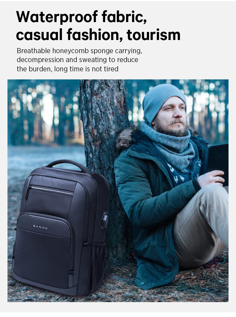 Ein Mann mit blauer Strickmütze und grüner Jacke sitzt neben einem schwarzen wasserdichten Rucksack im Freien.