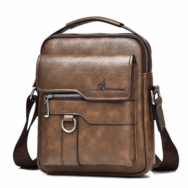 Sac de messenger en cuir marron vintage avec rabat et fermeture éclair sur fond blanc.