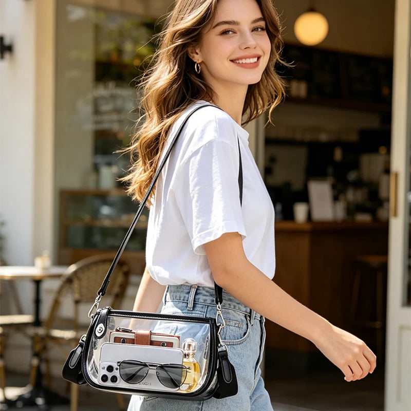 Une jeune femme souriante tenant un sac à l'épaule en PVC transparent avec une sangle en cuir et des lunettes à l'intérieur, 