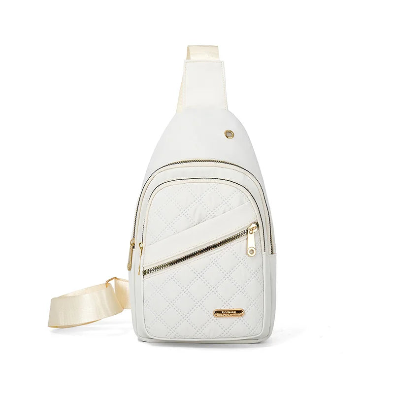 Sac bandoulière à motif matelassé blanc avec quincaillerie dorée et une sangle beige clair.