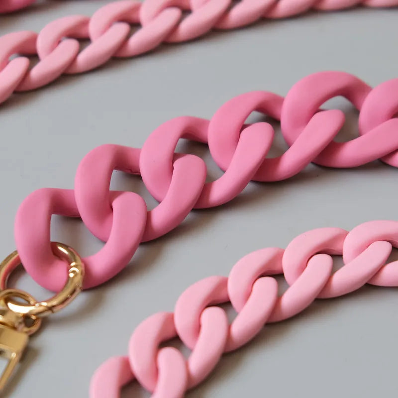 Gros plan d'un bracelet et collier en résine rose mat