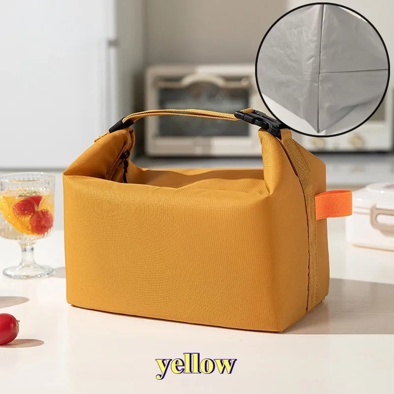 Une sacoche de lunch jaune isolée avec une sangle et une loupe est montrée sur une surface blanche.