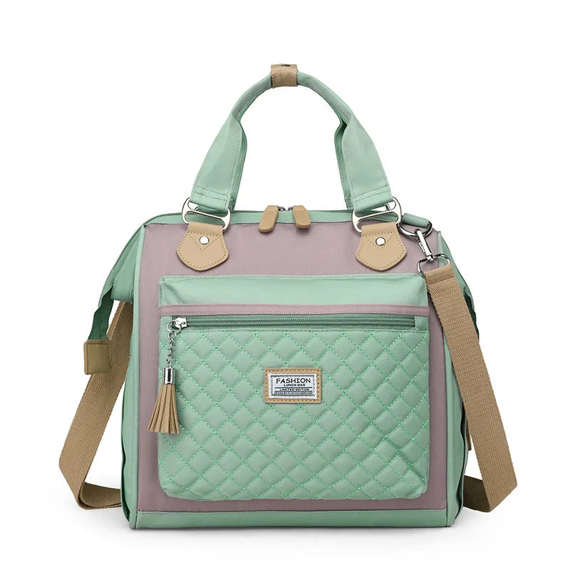 Sac de lunch isotherme vert clair avec sangles beige et design matelassé.