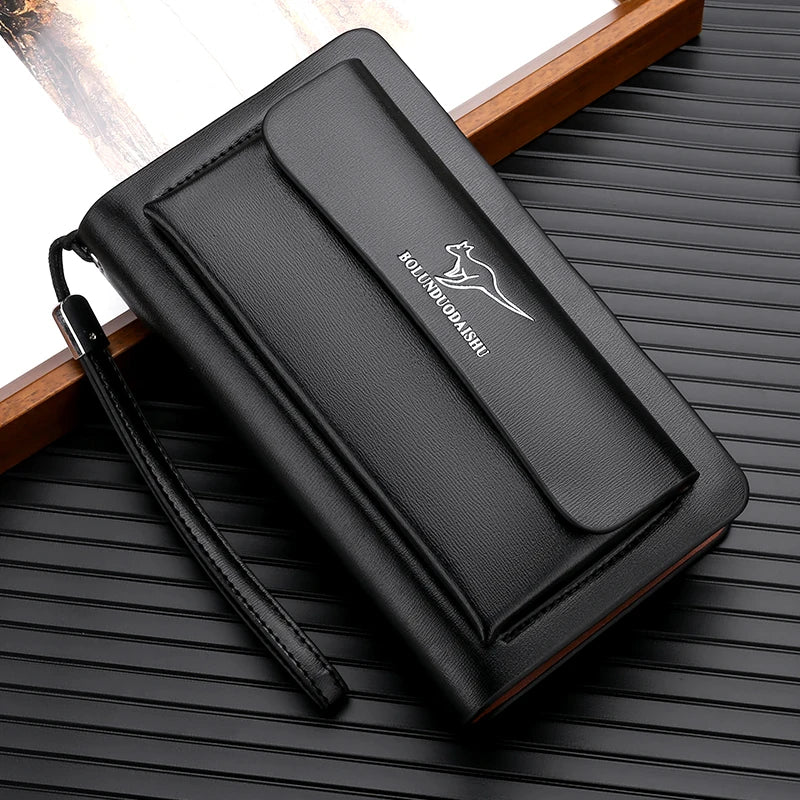 Portefeuille clutch en PU noir pour hommes avec double fermeture éclair, exposé sur une surface en bois sombre.
