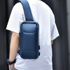 Marineblaue Designer-Crossbody-Slingbag getragen an einem weißen T-Shirt.