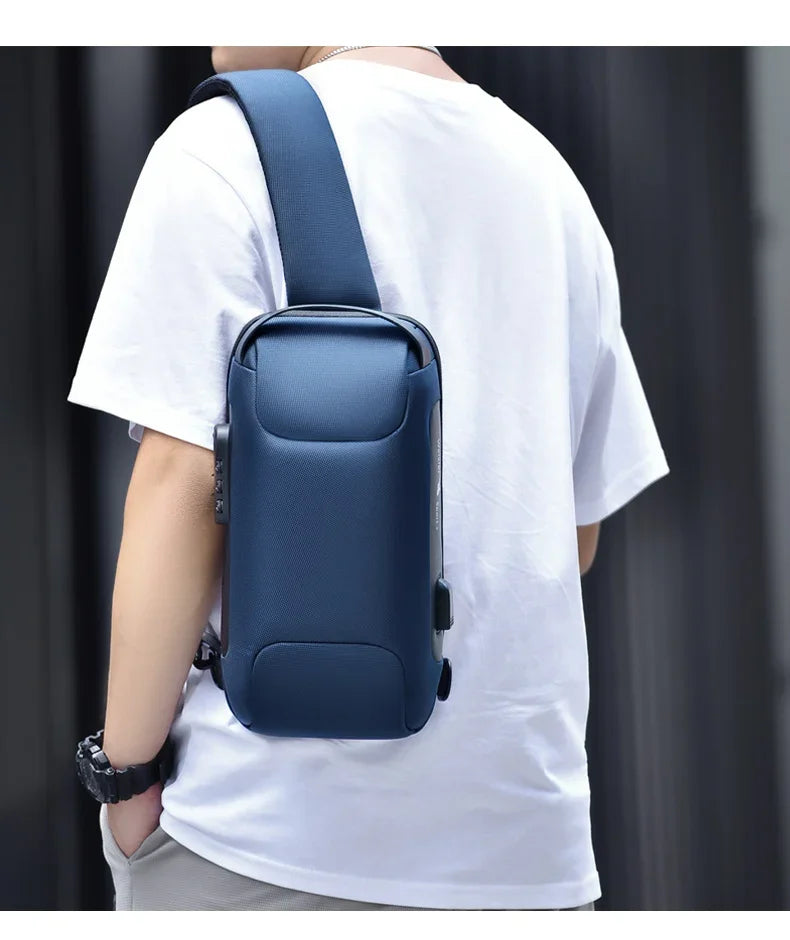 Marineblaue Designer-Crossbody-Slingbag getragen an einem weißen T-Shirt.