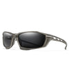 Un par de gafas deportivas polarizadas marrones con acabado mate mostradas contra un fondo blanco.