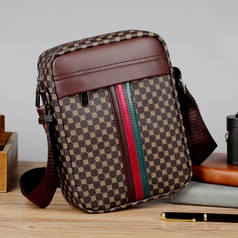 Bolso cruz de cuadros marrón con ribete de cuero y rayas de colores sobre una superficie de madera.
