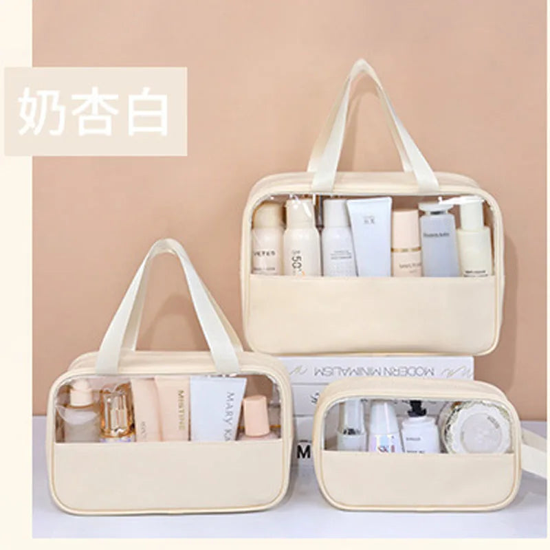 Beige Kosmetik- und Badezusatztasche mit zwei Fächern vor hellem Hintergrund