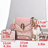 Sac bandoulière en similicuir rose avec quincaillerie dorée et un charm pompon moelleux.