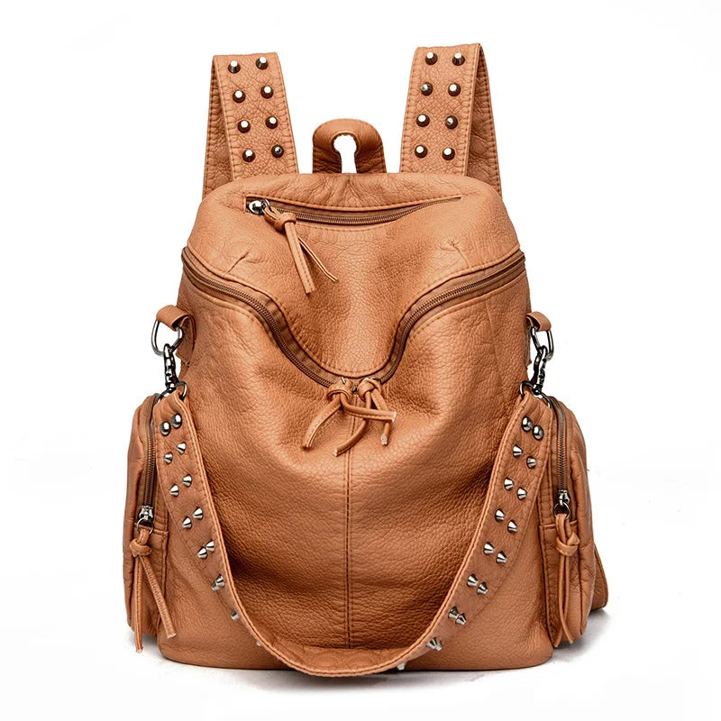 Sac à dos en cuir fauve avec rivets et fermeture à rabat.