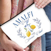 Bolsa de almacenamiento de cosméticos blanca con texto azul 'Amalfi Italy Social Club' e ilustraciones de ramas de olivo.