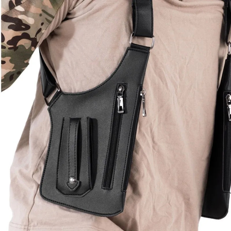 Schwarze Kunstleder-Crossbody-Tasche mit Reißverschluss-Geldbörse, getragen über einem beigen Hemd.