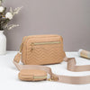 Beige gesteppte Crossbodytasche mit goldfarbenem Riemen auf weißem Untergrund