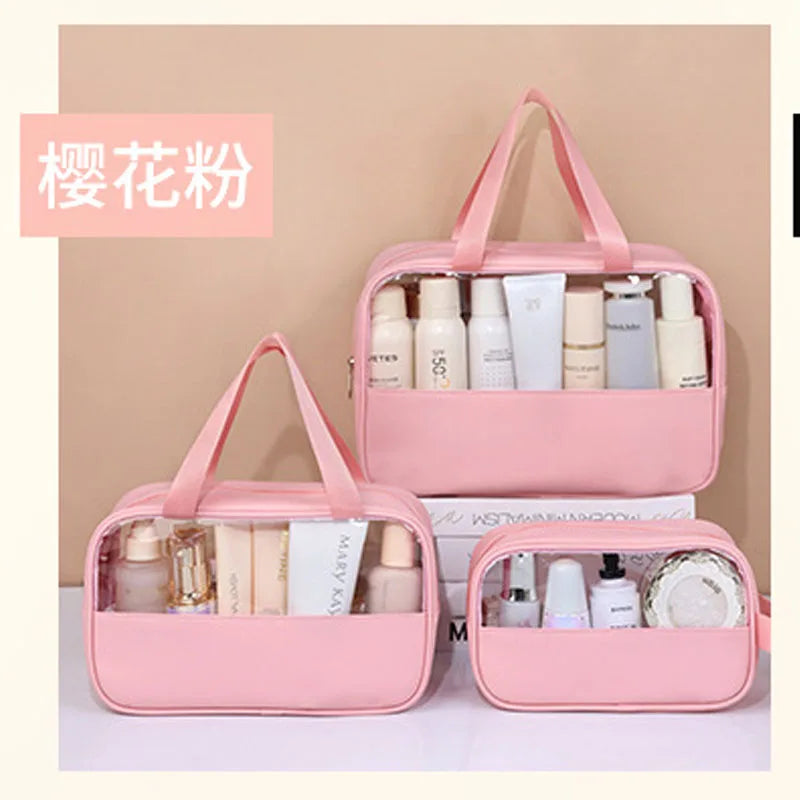 Rosa Kosmetik- und Badezusatztasche gefüllt mit verschiedenen Hautpflegeprodukten.