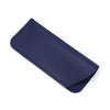 Estuche o bolsa de gafas de cuero sintético azul marino oscuro, plegado y exhibido sobre fondo blanco.