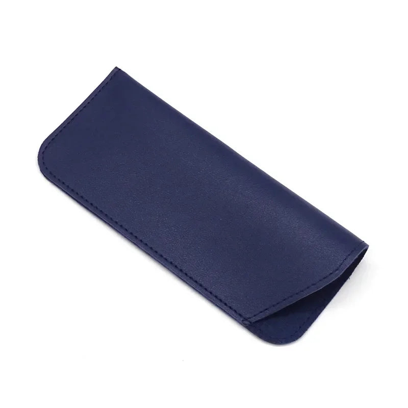 Estuche o bolsa de gafas de cuero sintético azul marino oscuro, plegado y exhibido sobre fondo blanco.