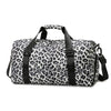 Maleta de viaje negra y blanca con estampado de leopardo, asa y correa de hombro.