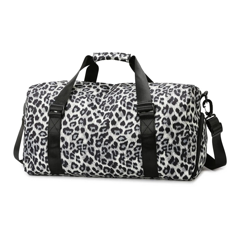 Maleta de viaje negra y blanca con estampado de leopardo, asa y correa de hombro.