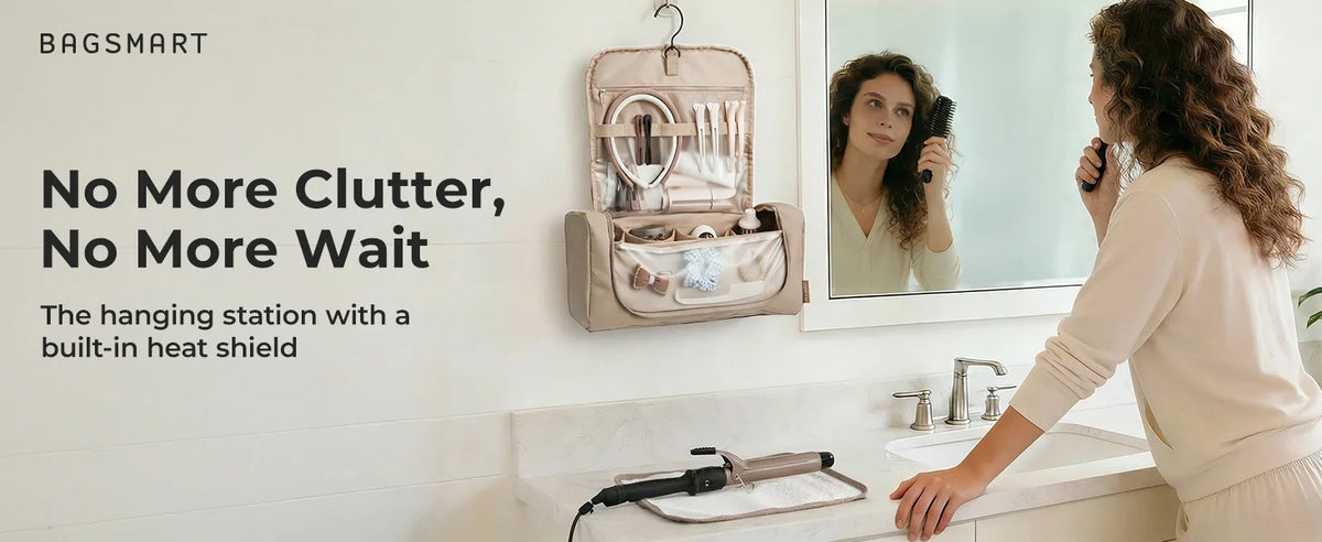 Estuche organizador de herramientas de pelo beige con gancho colgante, exhibido en una encimera junto a un espejo.