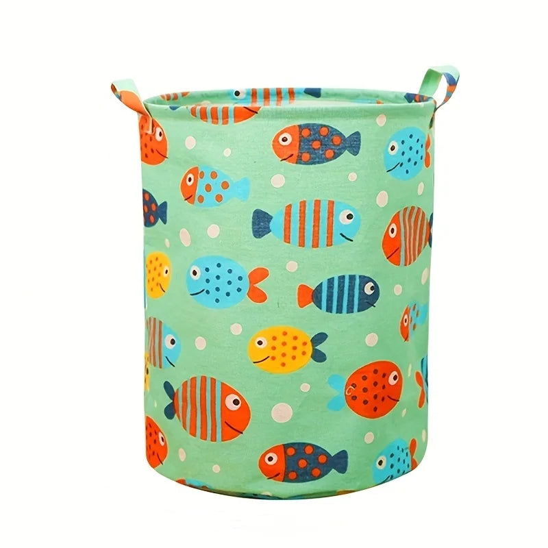 Panier à linge vert clair rempli de jouets de poissons en plastique colorés.