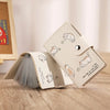 Helles beiges Cartoon-Katzen-ID-Karten-Wallet mit Falldesign auf einer Holzoberfläche.