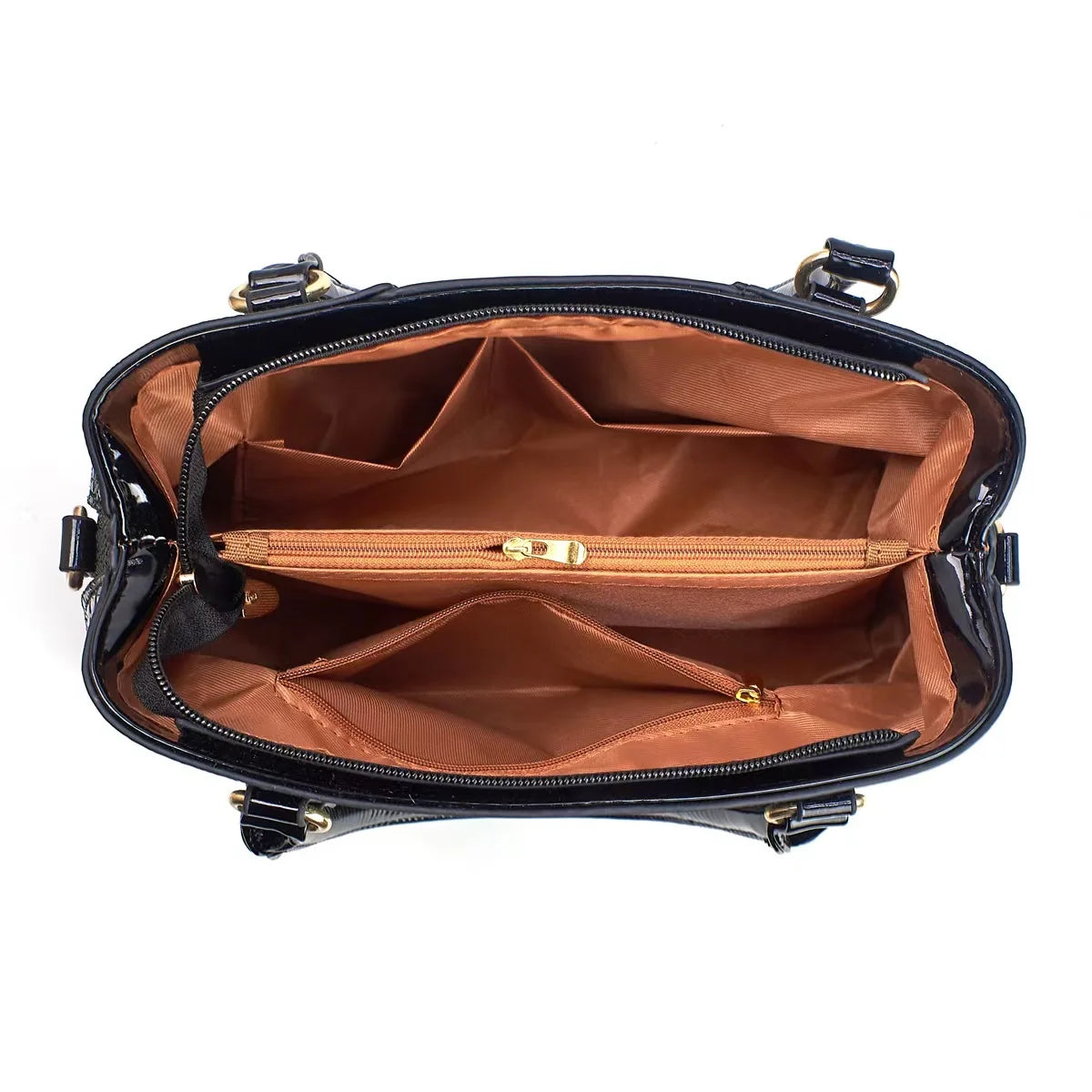 Bolso de cuero marrón con ribetes de cuero brillante negro y herrajes dorados, abierto.