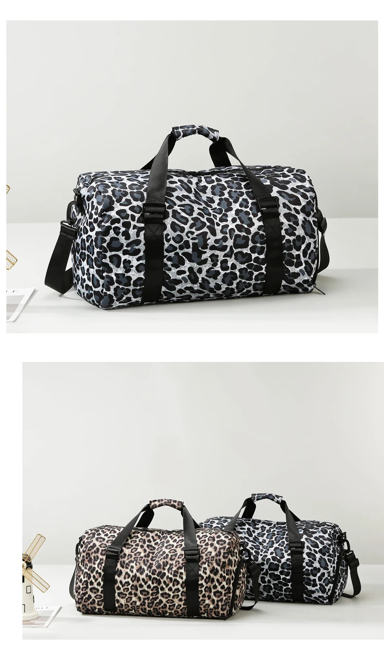 Maleta de viaje tipo duffel con estampado de leopardo en blanco y negro y correas negras, mostrada sobre una superficie blanc