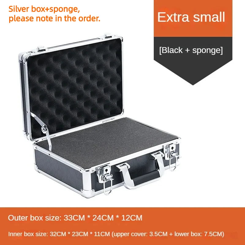 Boîte à outils portable en aluminium avec loquet noir, présentant une boîte argentée et une éponge à l'intérieur.
