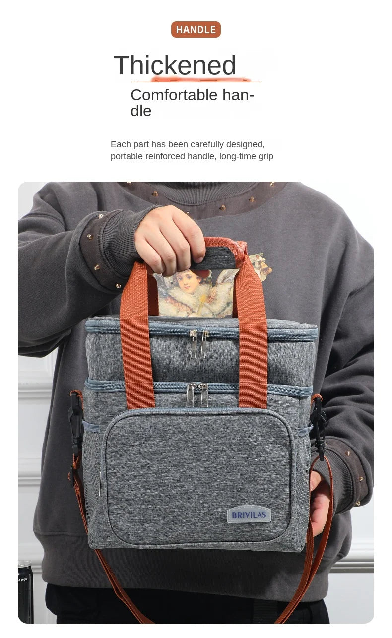 Una persona sostiene una bolsa térmica gris con asa naranja, mostrando su diseño duradero.