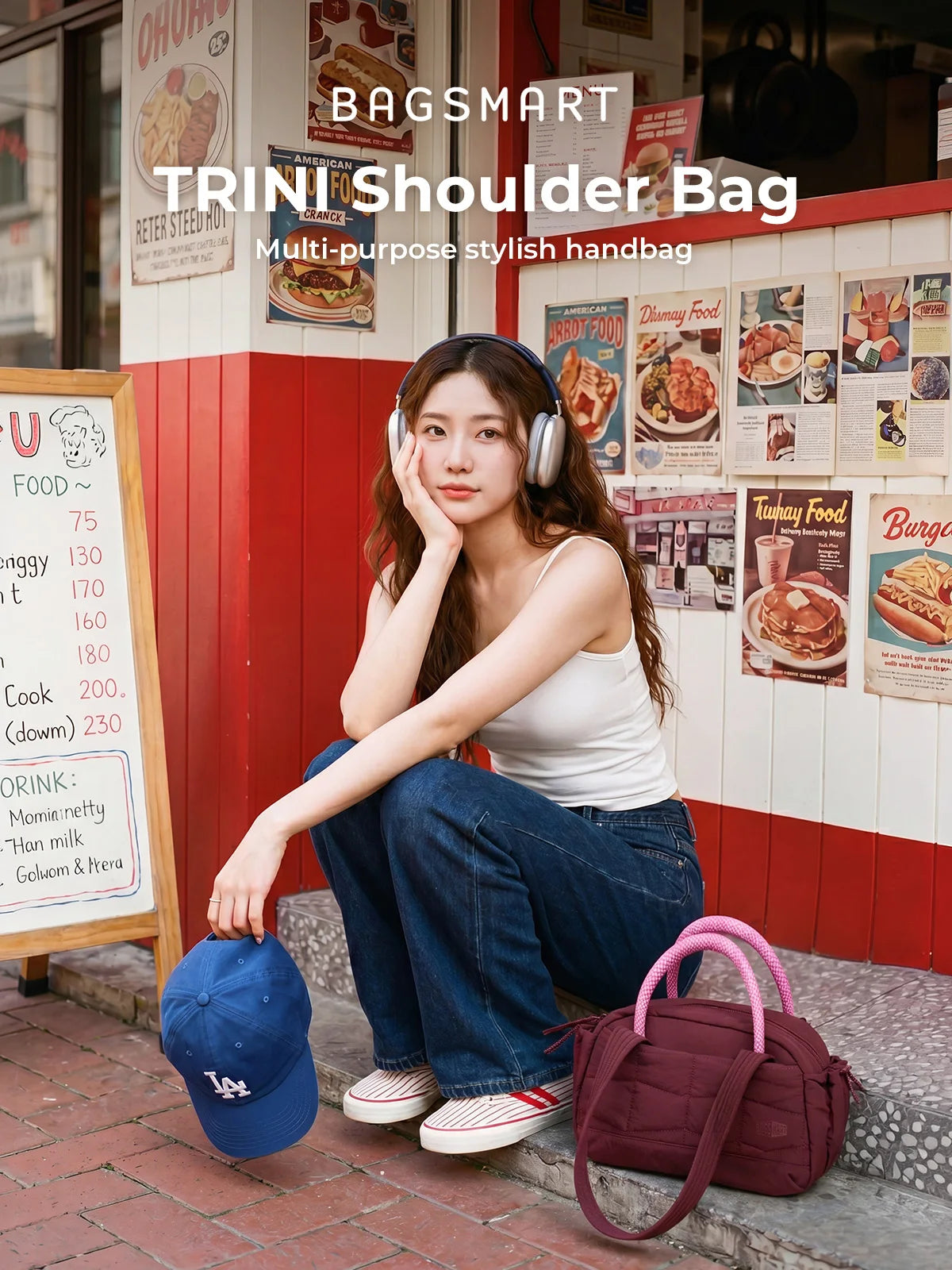 Una joven modela un bolso de hombro acolchado marrón en un entorno exterior casual.