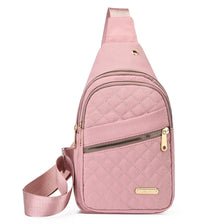 Bolso cruz acolchado rosa con cremallera y correa de cuero.