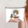 Bolsa de maquillaje con cremallera que presenta una ilustración caprichosa de una cara hecha de productos y herramientas de m