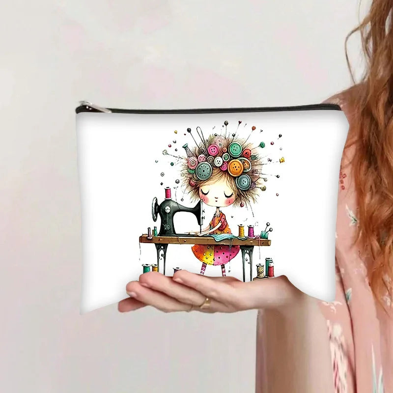 Bolsa de maquillaje con cremallera que presenta una ilustración caprichosa de una cara hecha de productos y herramientas de m