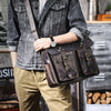 Un hombre con chaqueta de mezclilla sostiene un maletín de cuero genuino vintage marrón para hombre.