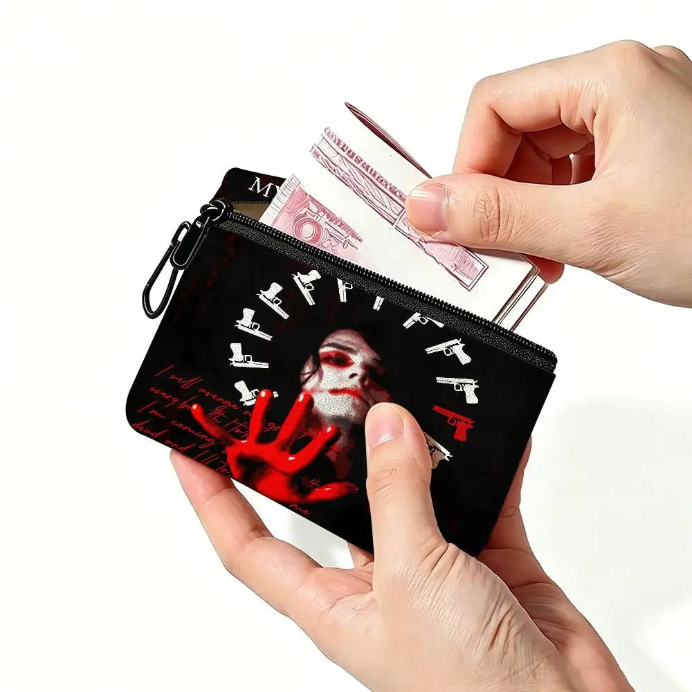 Eine Hand hält eine schwarze durchsichtige Tasche mit Münzen, Karten und anderen kleinen Gegenständen.