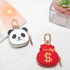 Pequeña cartera de monedas panda blanca con herrajes dorados, sobre tela blanca junto a una suculenta rosa.