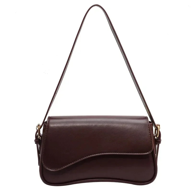 Bolso cruz de cuero marrón oscuro estilo vintage con correa delgada.