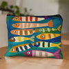 Un sac de maquillage coloré avec un motif de poisson vintage dans des tons d'orange, jaune et bleu.