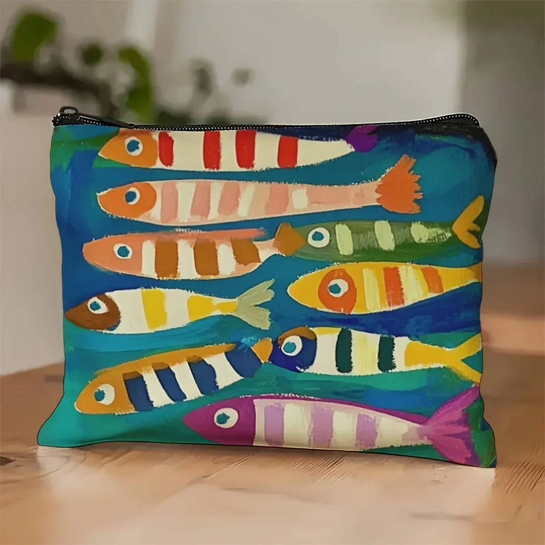 Un sac de maquillage coloré avec un motif de poisson vintage dans des tons d'orange, jaune et bleu.