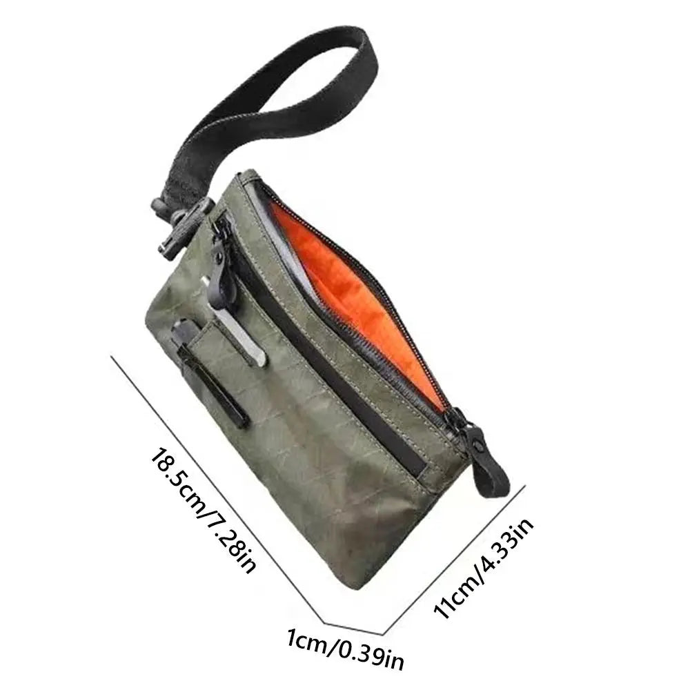 Dunkelolivgräbiger RFID-blockierender Herren-Reise-Wallet und Kartenhalter mit schwarzem Riemen.