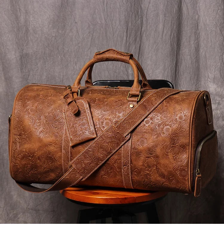 Braune Vintage-Ledertasche mit Ledergriffen auf einer Holzoberfläche.