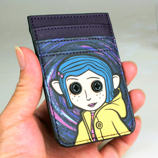 Una mano sostiene un portacartas morado y azul con una ilustración de un personaje alienígena.