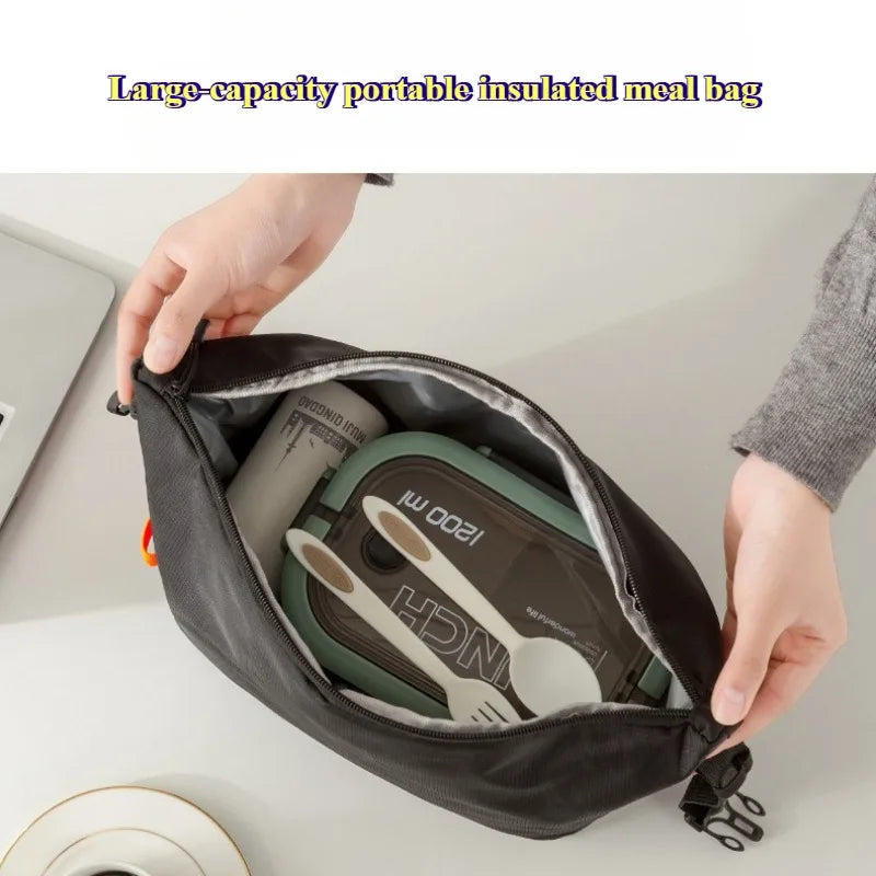 Une main ouvre un grand sac isotherme portable pour révéler des couverts à l'intérieur.