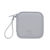 Bolsa portátil multifuncional de almacenamiento para auriculares de color gris claro con correa desmontable.