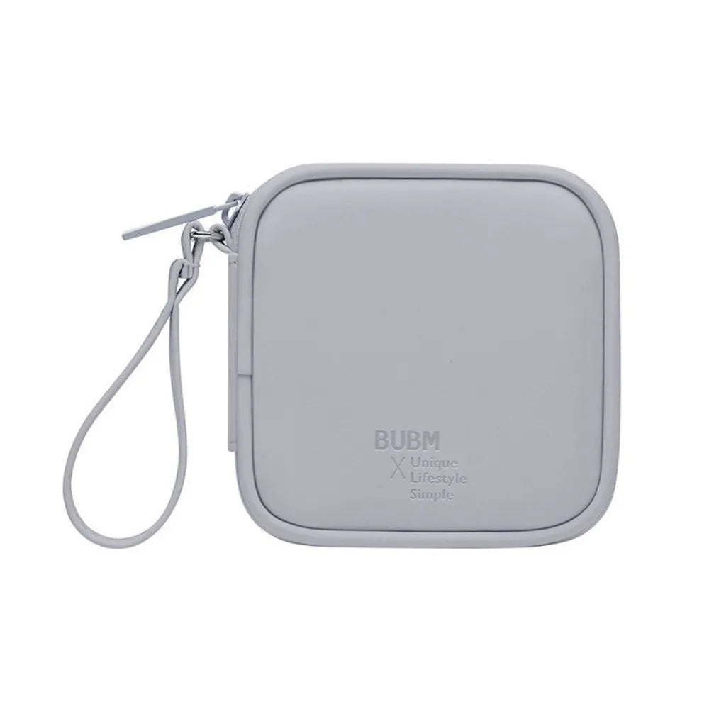 Bolsa portátil multifuncional de almacenamiento para auriculares de color gris claro con correa desmontable.